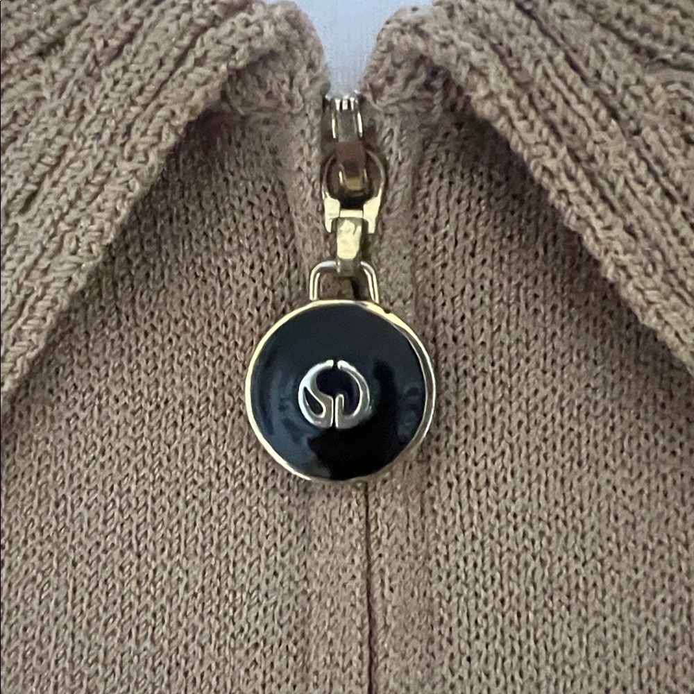 St. John Sport Sweater – Cheetah Detail - Picture 8 of 8